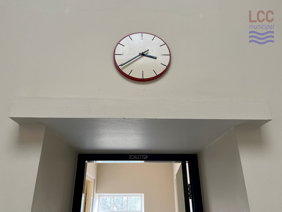 A simple round clock without numbers, with twelve simple bars marking each hour
